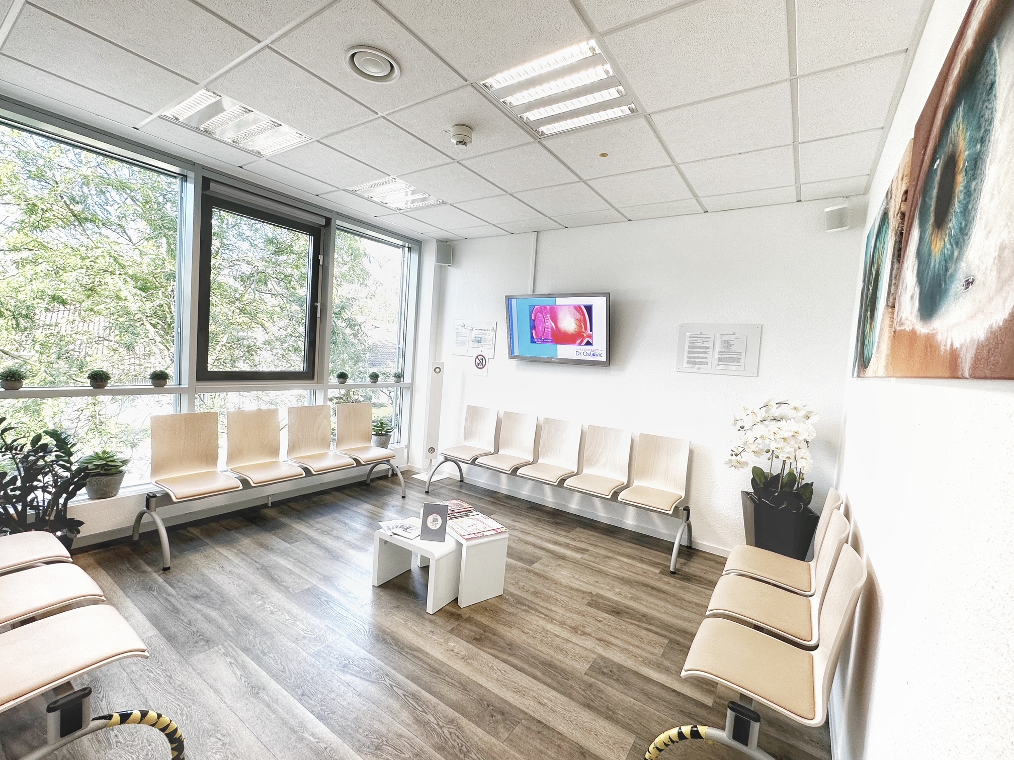 Praxis Dr. Ostovic Lounge-Bereich — Rezeption