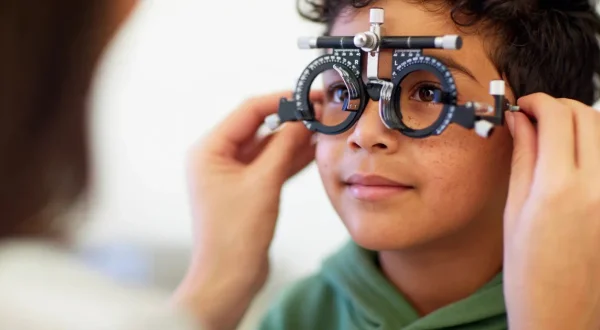 Kind bei der Augenuntersuchung – Sehschule für Kinder in Ludwigshafen, Früherkennung von Schielen