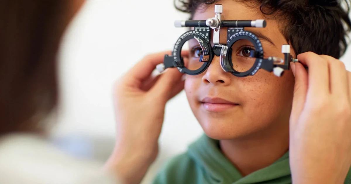 Kind bei der Augenuntersuchung beim Augenarzt – Sehschule für Kinder in Ludwigshafen, Früherkennung von Schielen und Amblyopie